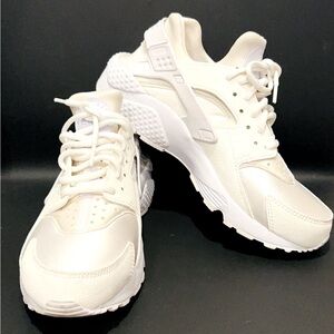 Women’s 8.5 white Nike Air Huarache